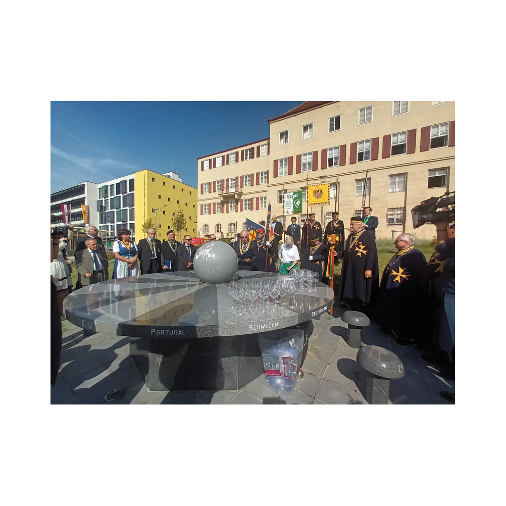 Pan Euroüpa Picknick vor dem Landhaus in Eisenstadt. Aufstellung und Festzug. Bilder von der Grenze zu Ungarn.