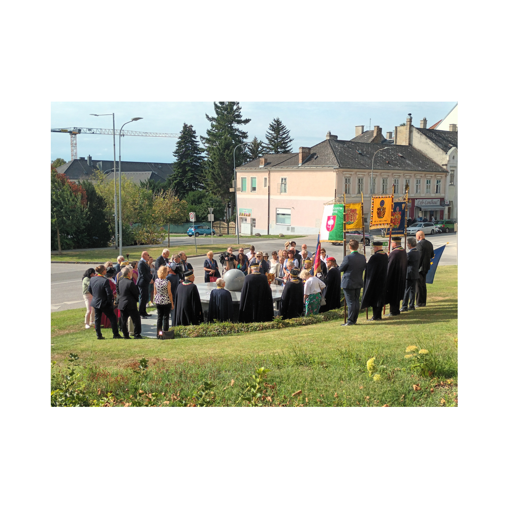 Pan Euroüpa Picknick vor dem Landhaus in Eisenstadt. Aufstellung und Festzug. Bilder von der Grenze zu Ungarn.