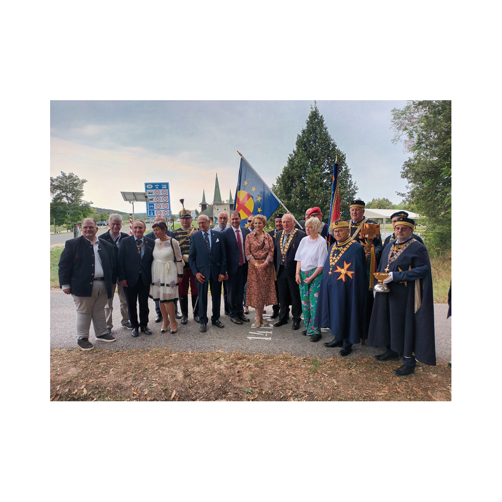 Pan Euroüpa Picknick vor dem Landhaus in Eisenstadt. Aufstellung und Festzug. Bilder von der Grenze zu Ungarn.