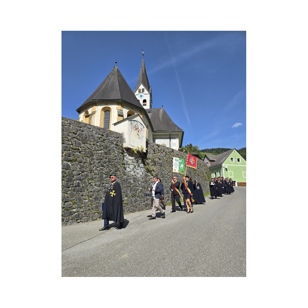 Der Festzug in die Kirche von Graden