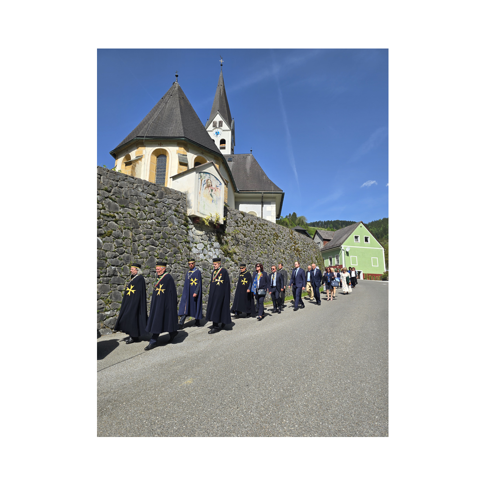 Der Festzug in die Kirche von Graden