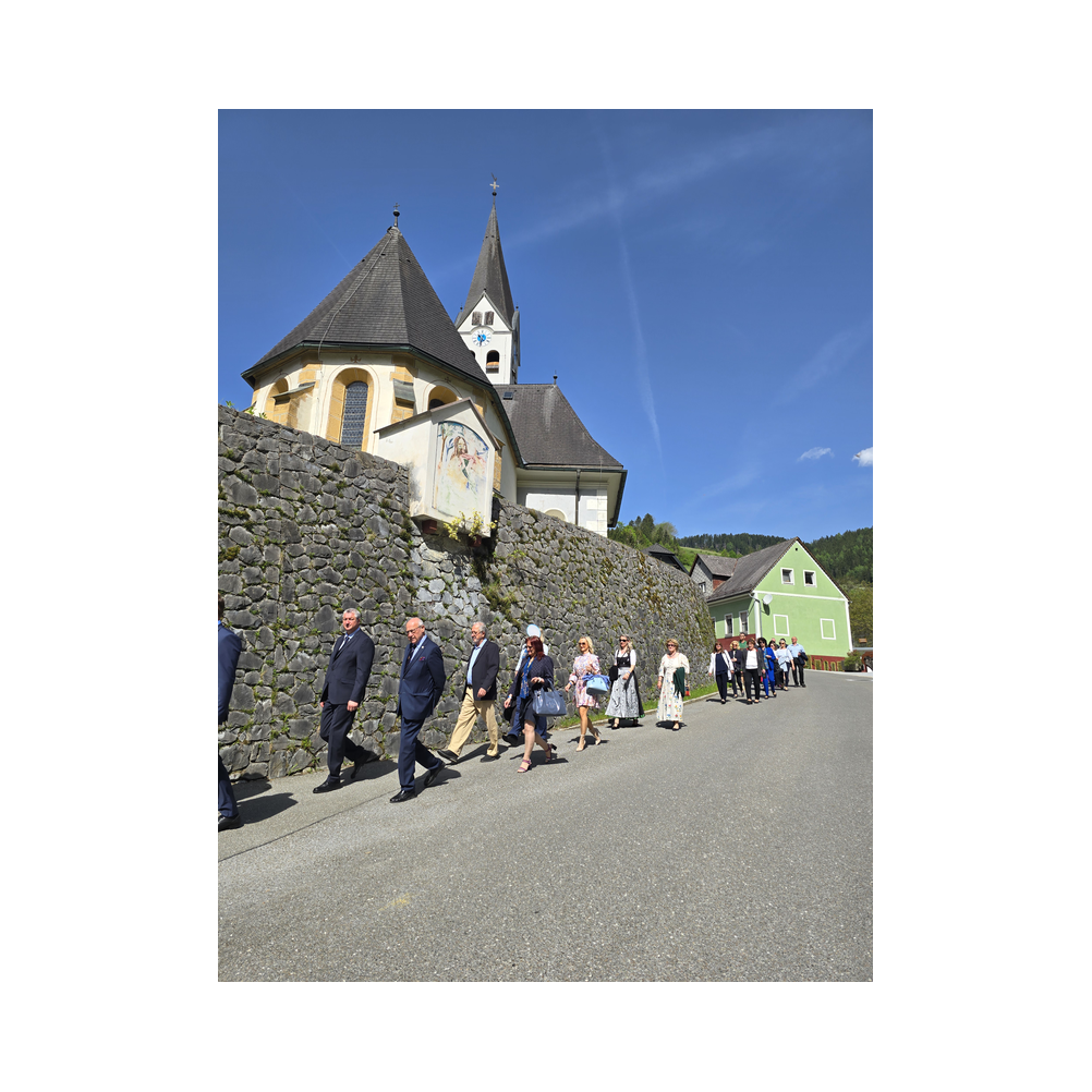 Der Festzug in die Kirche von Graden