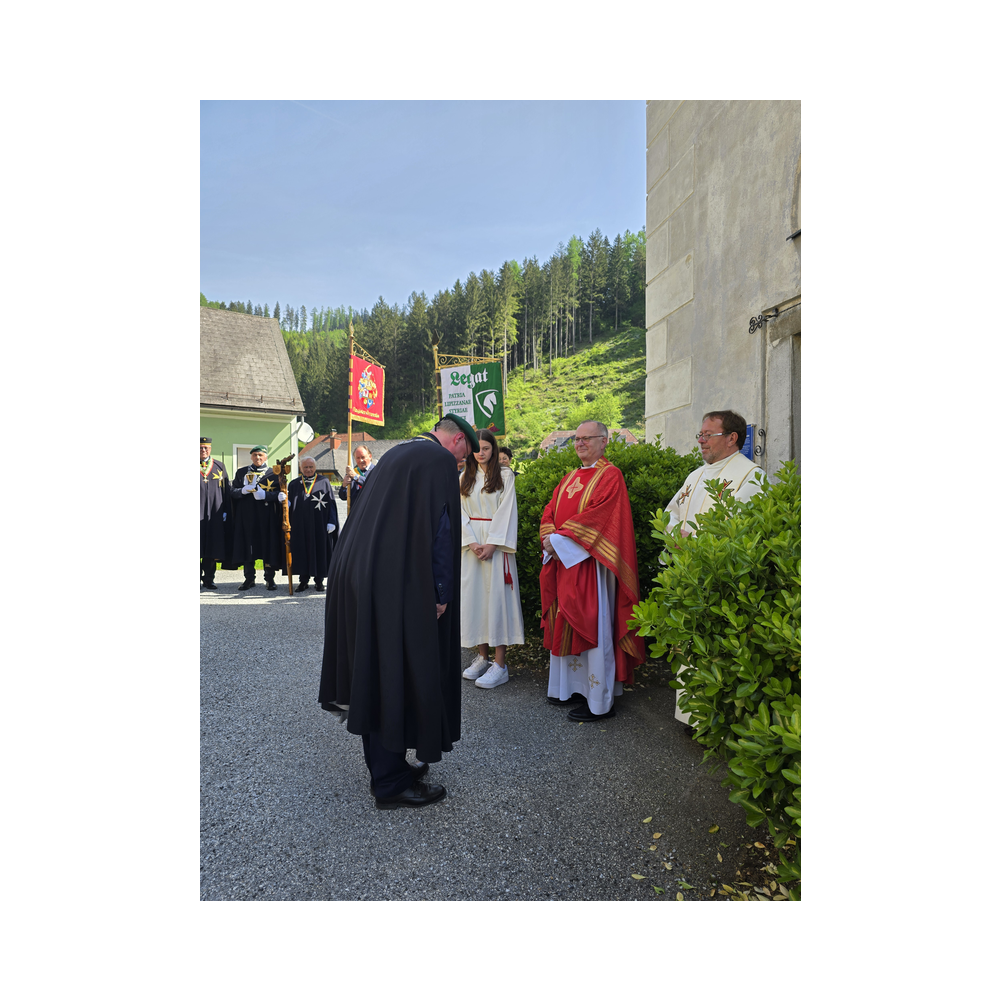 Marschall erbittet Einlass in die Kirche