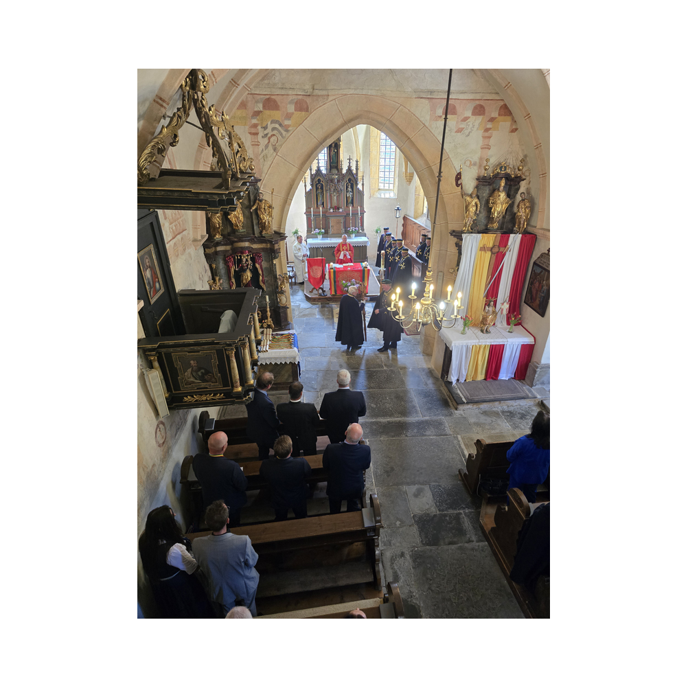 Einzug in die Kirche und Festaufstellung