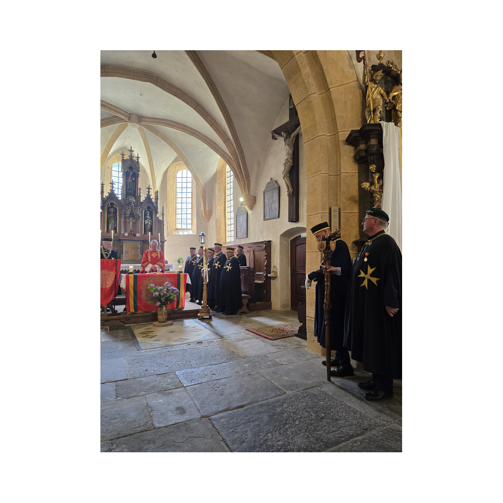 Einzug in die Kirche und Festaufstellung