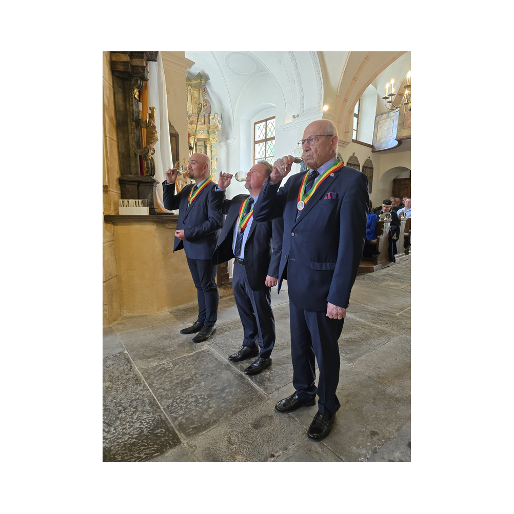Besiegelung der Inthronisation durch den Trunk aus dem Kelch