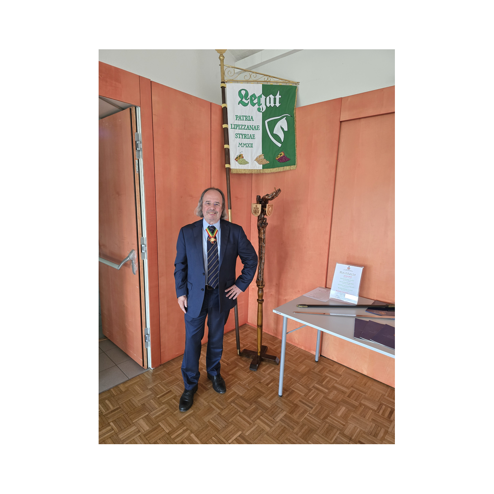 Alfred Jarema vor dem Banner vom Legat Lipizzanerheimat