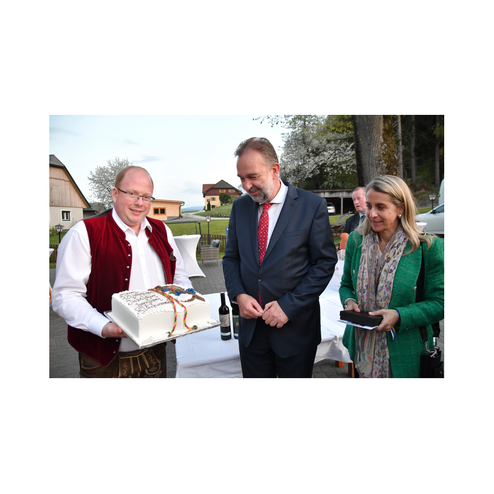 Legastsfest 10 Jahre Legat Patria Lipizzanae Styriae, Vorprogramm in Piber, Agappe in Köflach, Festzug zur Kirche, Fest in der Kirche, Essen beim Windl, Überreichung der Skulptur von Elisabeth Raunig an Karl von Hanbsburg, Ausklang