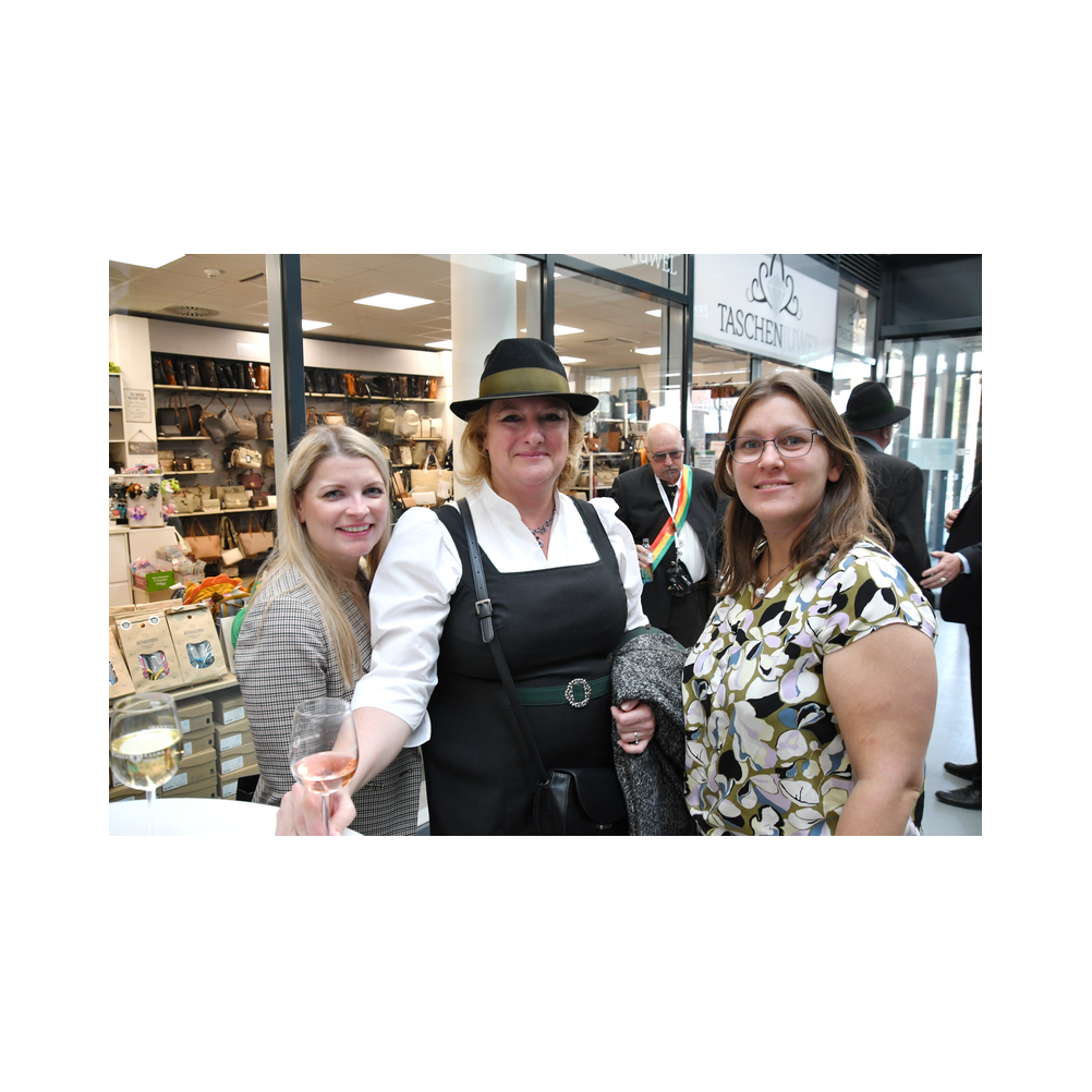 Legastsfest 10 Jahre Legat Patria Lipizzanae Styriae, Vorprogramm in Piber, Agappe in Köflach, Festzug zur Kirche, Fest in der Kirche, Essen beim Windl, Überreichung der Skulptur von Elisabeth Raunig an Karl von Hanbsburg, Ausklang