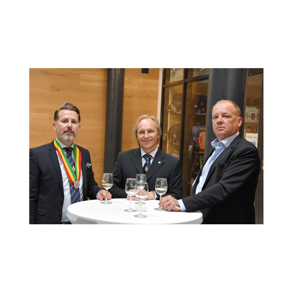 Legastsfest 10 Jahre Legat Patria Lipizzanae Styriae, Vorprogramm in Piber, Agappe in Köflach, Festzug zur Kirche, Fest in der Kirche, Essen beim Windl, Überreichung der Skulptur von Elisabeth Raunig an Karl von Hanbsburg, Ausklang