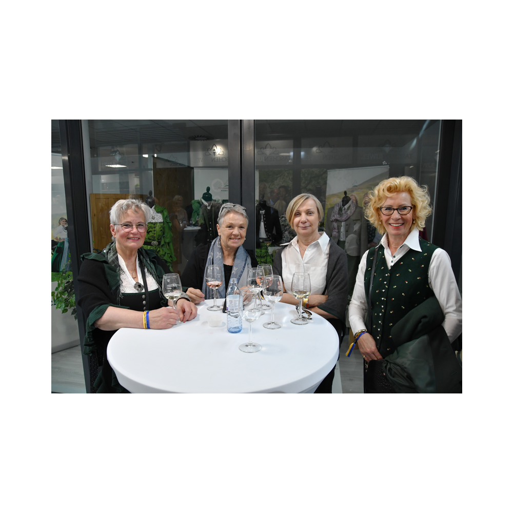 Legastsfest 10 Jahre Legat Patria Lipizzanae Styriae, Vorprogramm in Piber, Agappe in Köflach, Festzug zur Kirche, Fest in der Kirche, Essen beim Windl, Überreichung der Skulptur von Elisabeth Raunig an Karl von Hanbsburg, Ausklang