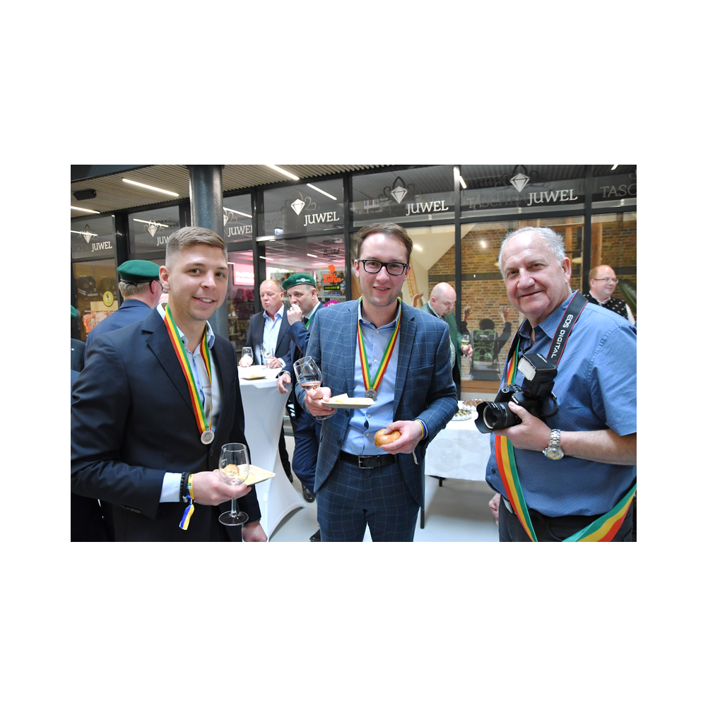 Legastsfest 10 Jahre Legat Patria Lipizzanae Styriae, Vorprogramm in Piber, Agappe in Köflach, Festzug zur Kirche, Fest in der Kirche, Essen beim Windl, Überreichung der Skulptur von Elisabeth Raunig an Karl von Hanbsburg, Ausklang