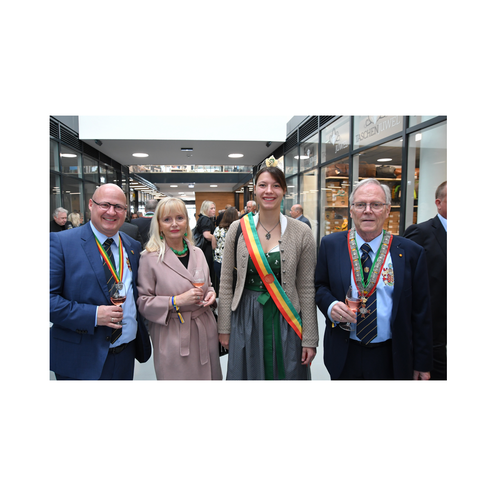 Legastsfest 10 Jahre Legat Patria Lipizzanae Styriae, Vorprogramm in Piber, Agappe in Köflach, Festzug zur Kirche, Fest in der Kirche, Essen beim Windl, Überreichung der Skulptur von Elisabeth Raunig an Karl von Hanbsburg, Ausklang