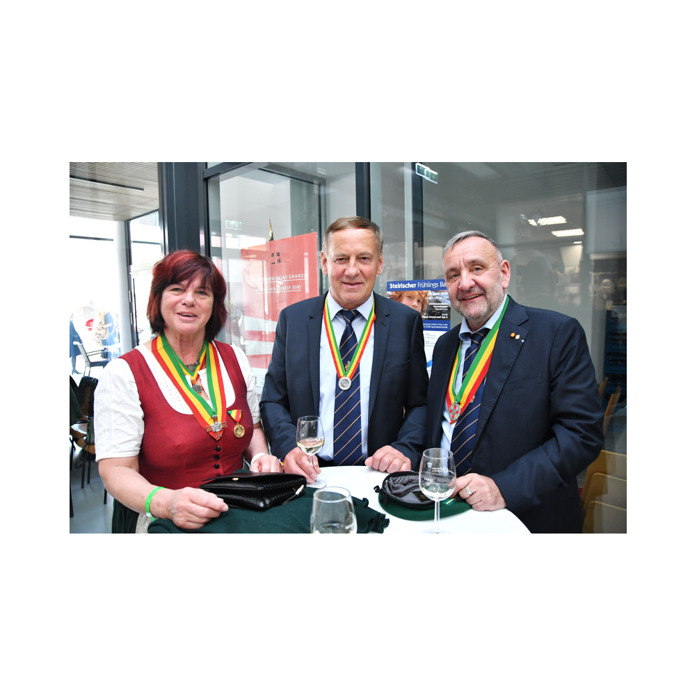 Legastsfest 10 Jahre Legat Patria Lipizzanae Styriae, Vorprogramm in Piber, Agappe in Köflach, Festzug zur Kirche, Fest in der Kirche, Essen beim Windl, Überreichung der Skulptur von Elisabeth Raunig an Karl von Hanbsburg, Ausklang