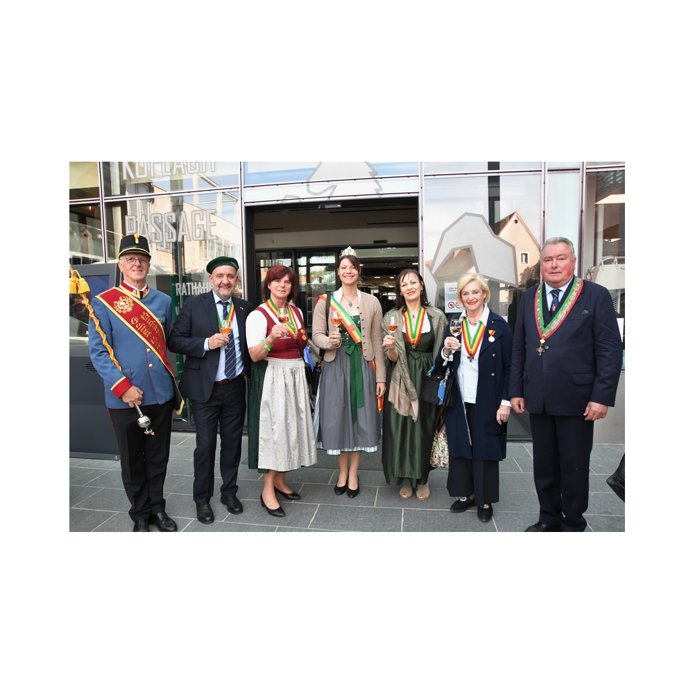 Legastsfest 10 Jahre Legat Patria Lipizzanae Styriae, Vorprogramm in Piber, Agappe in Köflach, Festzug zur Kirche, Fest in der Kirche, Essen beim Windl, Überreichung der Skulptur von Elisabeth Raunig an Karl von Hanbsburg, Ausklang