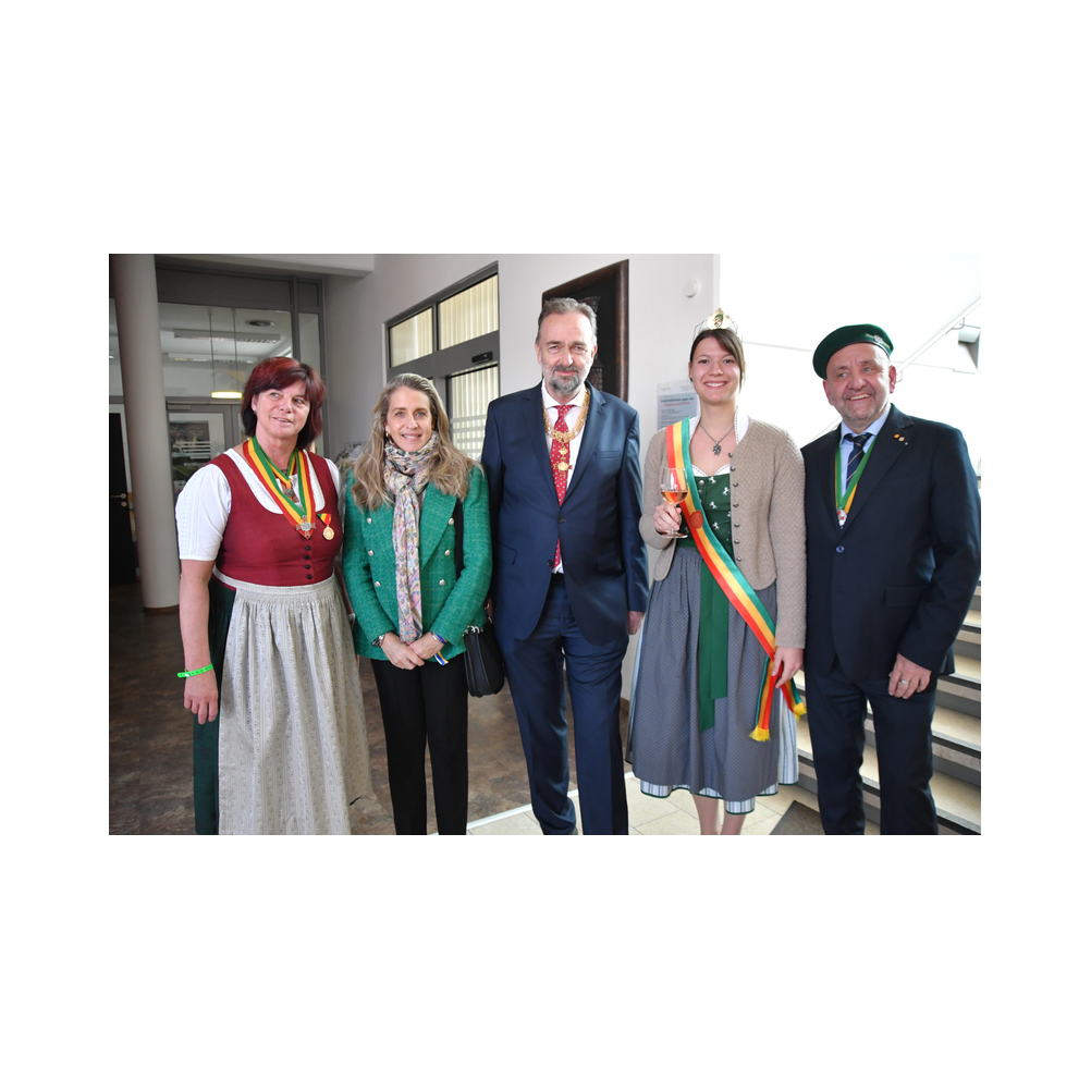 Legastsfest 10 Jahre Legat Patria Lipizzanae Styriae, Vorprogramm in Piber, Agappe in Köflach, Festzug zur Kirche, Fest in der Kirche, Essen beim Windl, Überreichung der Skulptur von Elisabeth Raunig an Karl von Hanbsburg, Ausklang