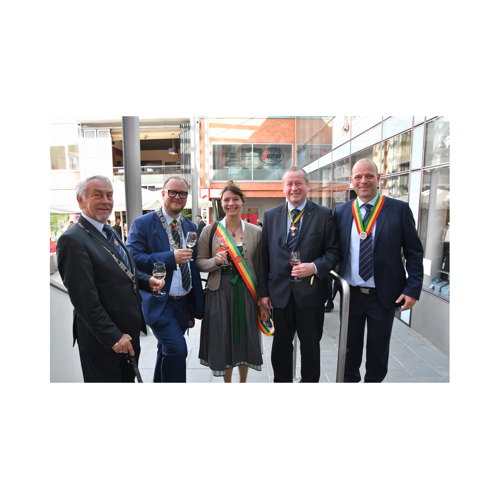 Legastsfest 10 Jahre Legat Patria Lipizzanae Styriae, Vorprogramm in Piber, Agappe in Köflach, Festzug zur Kirche, Fest in der Kirche, Essen beim Windl, Überreichung der Skulptur von Elisabeth Raunig an Karl von Hanbsburg, Ausklang