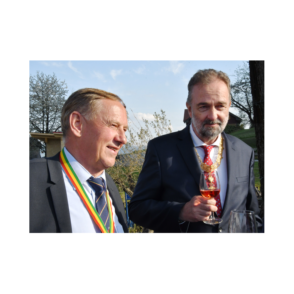 Legastsfest 10 Jahre Legat Patria Lipizzanae Styriae, Vorprogramm in Piber, Agappe in Köflach, Festzug zur Kirche, Fest in der Kirche, Essen beim Windl, Überreichung der Skulptur von Elisabeth Raunig an Karl von Hanbsburg, Ausklang