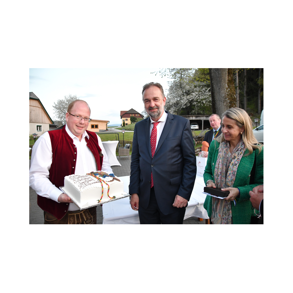 Legastsfest 10 Jahre Legat Patria Lipizzanae Styriae, Vorprogramm in Piber, Agappe in Köflach, Festzug zur Kirche, Fest in der Kirche, Essen beim Windl, Überreichung der Skulptur von Elisabeth Raunig an Karl von Hanbsburg, Ausklang