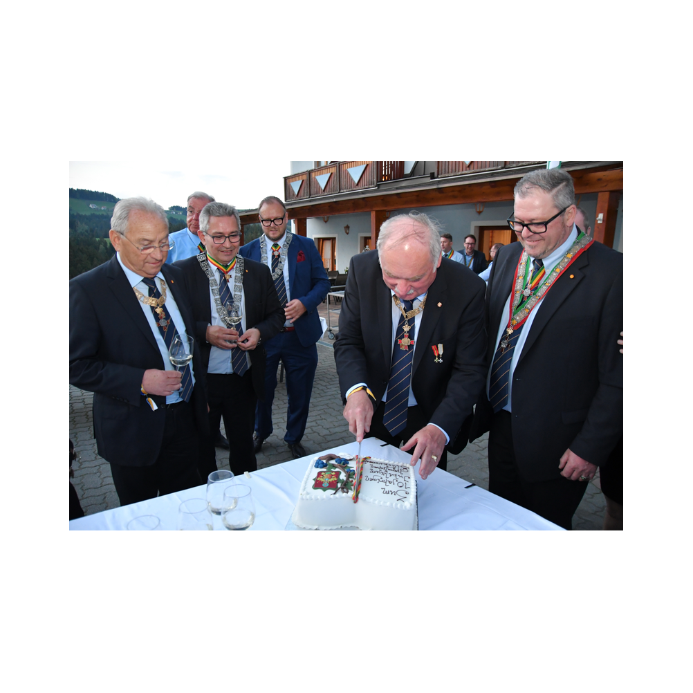 Legastsfest 10 Jahre Legat Patria Lipizzanae Styriae, Vorprogramm in Piber, Agappe in Köflach, Festzug zur Kirche, Fest in der Kirche, Essen beim Windl, Überreichung der Skulptur von Elisabeth Raunig an Karl von Hanbsburg, Ausklang