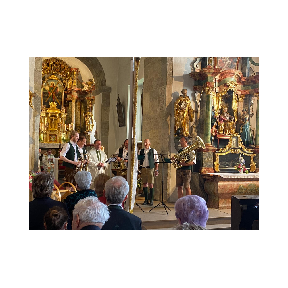 Ehrung Pfarrer Franz Fuch zu seinem GB. Kirche und vor der Kirche