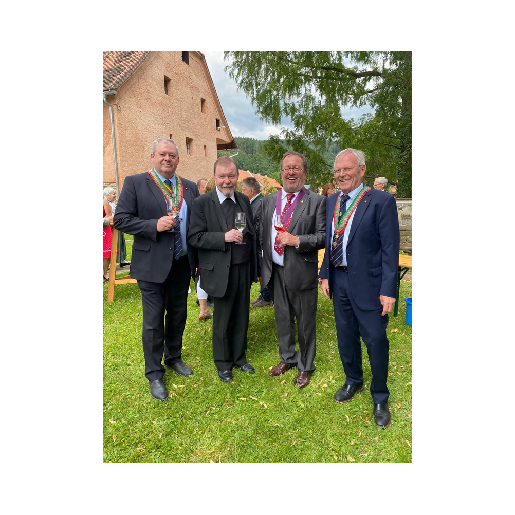 Ehrung Pfarrer Franz Fuch zu seinem GB. Kirche und vor der Kirche