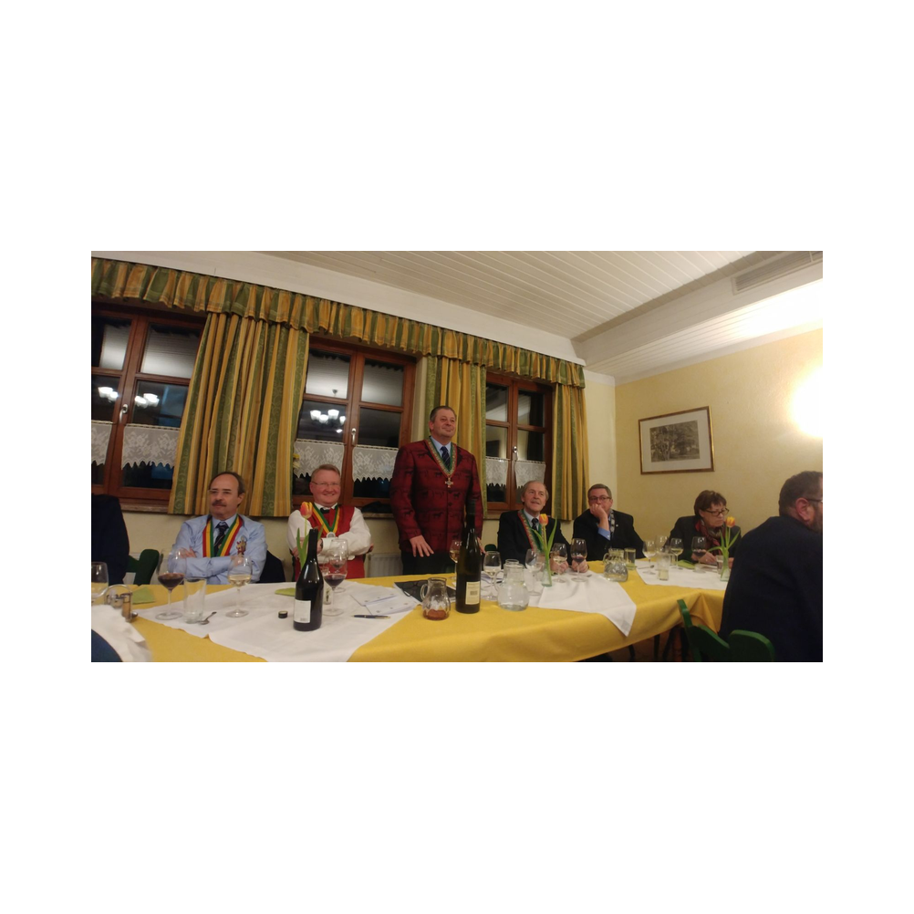 Tafelrunde in Hitzendorf, Kleidervorstellung und Weinverkostung, dazu kleine Jause