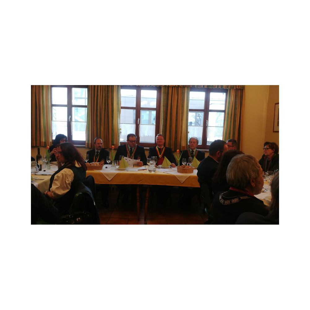 Tafelrunde in Hitzendorf, Kleidervorstellung und Weinverkostung, dazu kleine Jause