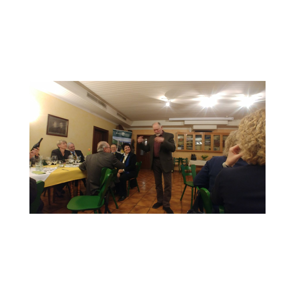 Tafelrunde in Hitzendorf, Kleidervorstellung und Weinverkostung, dazu kleine Jause