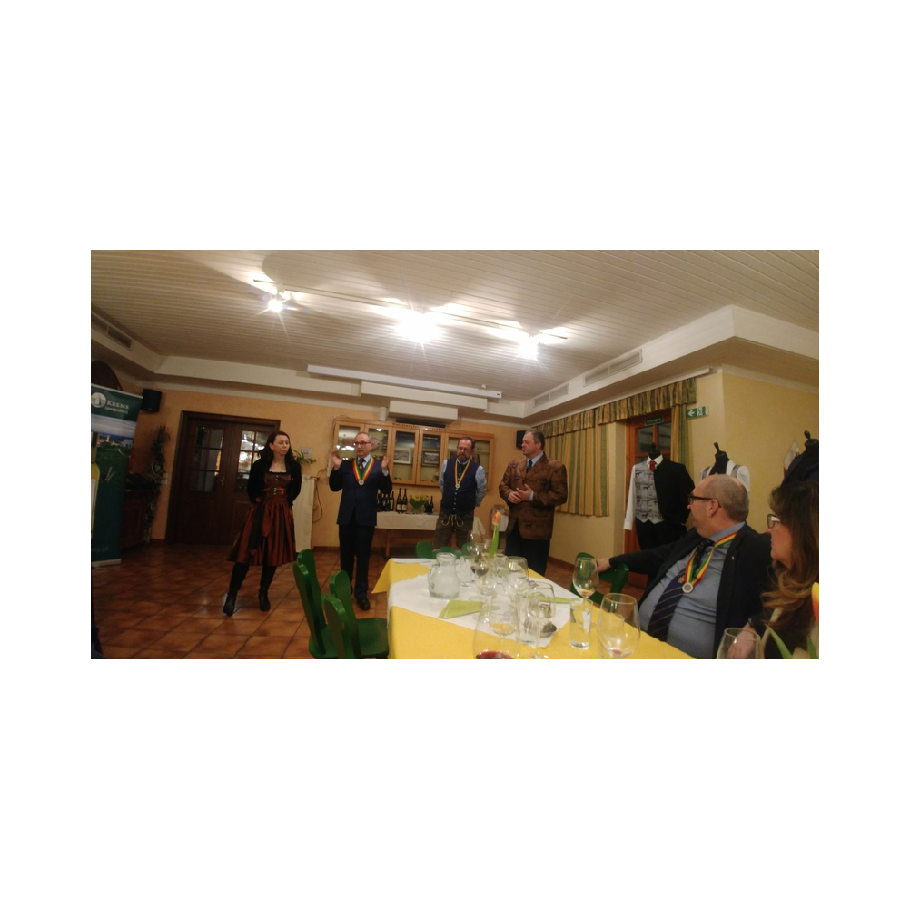 Tafelrunde in Hitzendorf, Kleidervorstellung und Weinverkostung, dazu kleine Jause