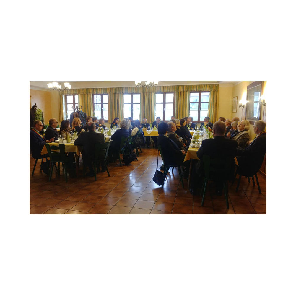 Tafelrunde in Hitzendorf, Kleidervorstellung und Weinverkostung, dazu kleine Jause