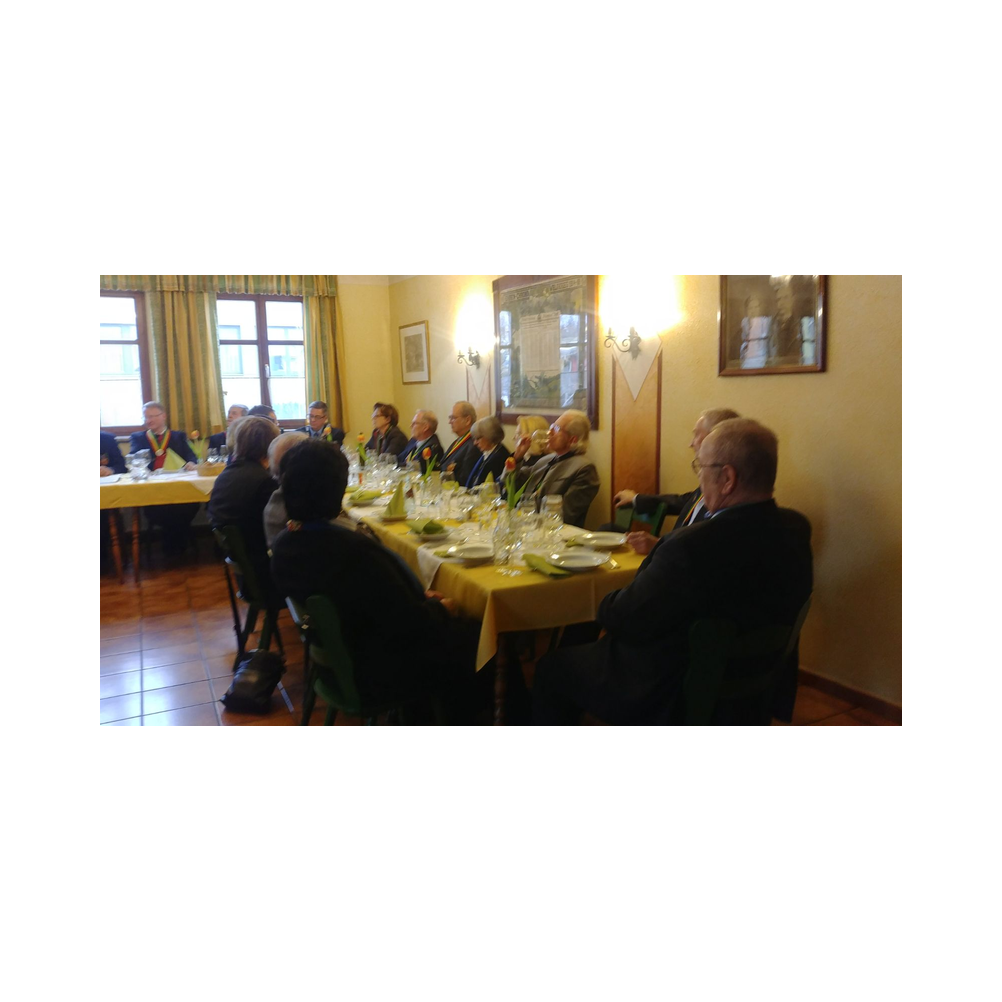 Tafelrunde in Hitzendorf, Kleidervorstellung und Weinverkostung, dazu kleine Jause