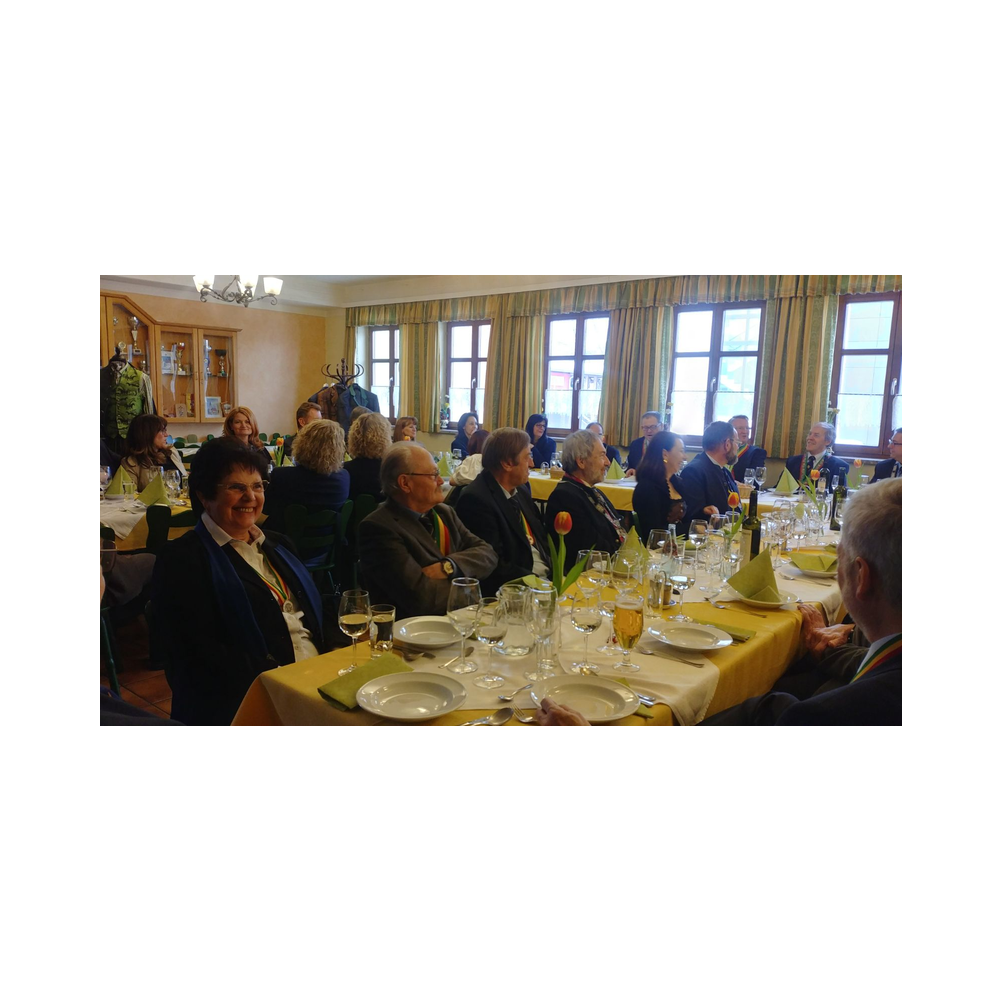 Tafelrunde in Hitzendorf, Kleidervorstellung und Weinverkostung, dazu kleine Jause