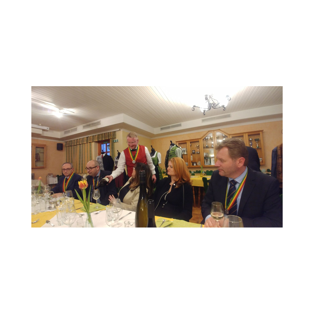 Tafelrunde in Hitzendorf, Kleidervorstellung und Weinverkostung, dazu kleine Jause