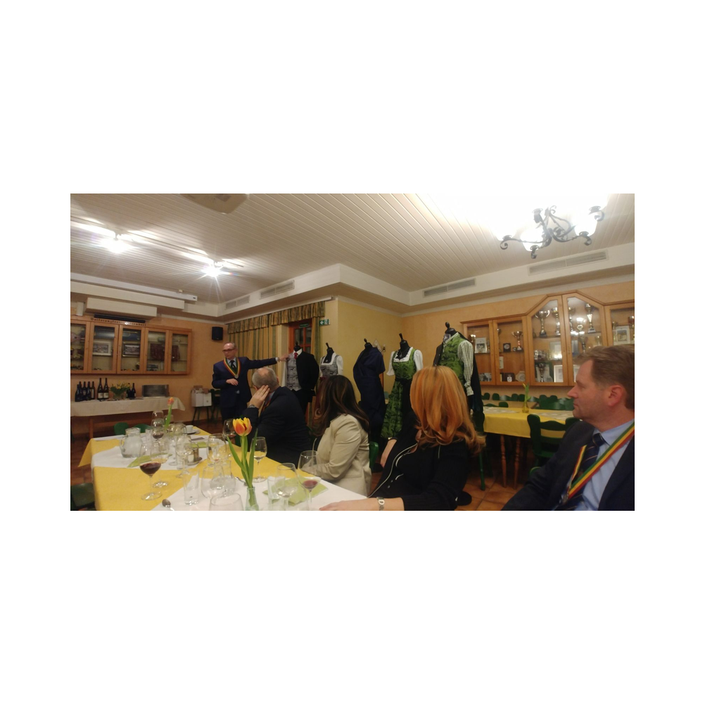 Tafelrunde in Hitzendorf, Kleidervorstellung und Weinverkostung, dazu kleine Jause