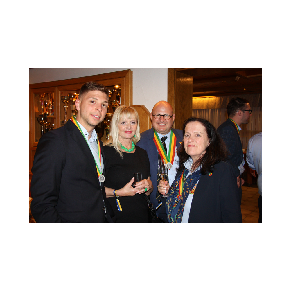 Legastsfest 10 Jahre Legat Patria Lipizzanae Styriae, Vorprogramm in Piber, Agappe in Köflach, Festzug zur Kirche, Fest in der Kirche, Essen beim Windl, Überreichung der Skulptur von Elisabeth Raunig an Karl von Hanbsburg, Ausklang