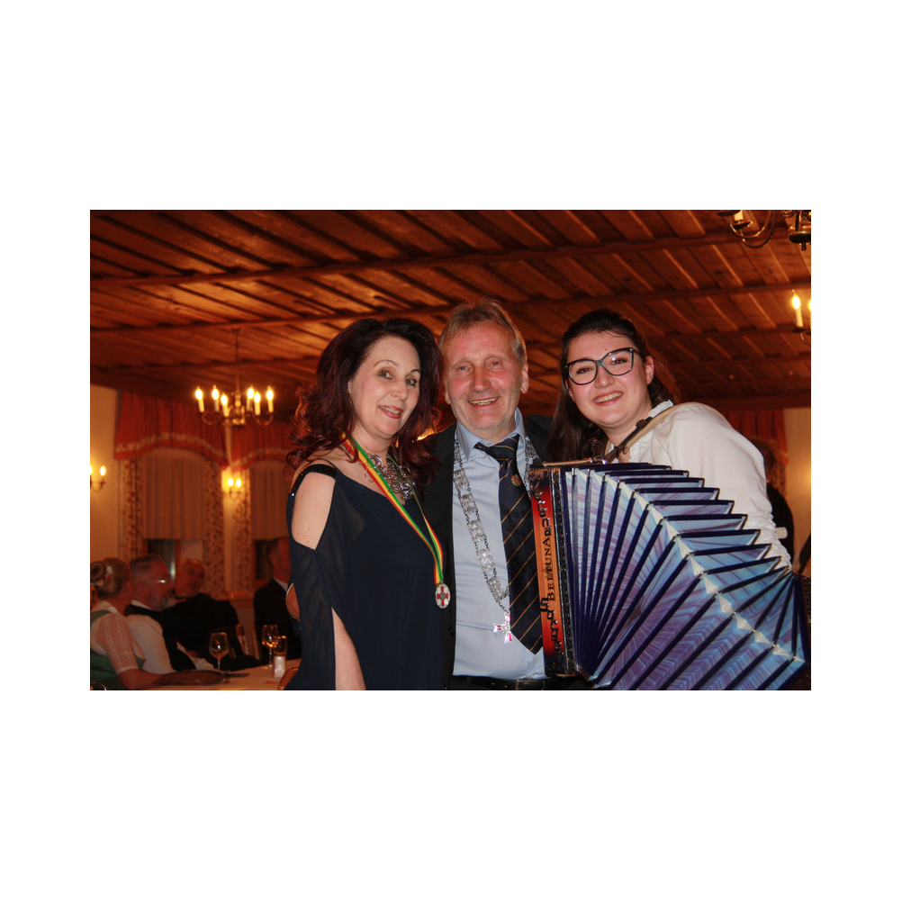 Legastsfest 10 Jahre Legat Patria Lipizzanae Styriae, Vorprogramm in Piber, Agappe in Köflach, Festzug zur Kirche, Fest in der Kirche, Essen beim Windl, Überreichung der Skulptur von Elisabeth Raunig an Karl von Hanbsburg, Ausklang