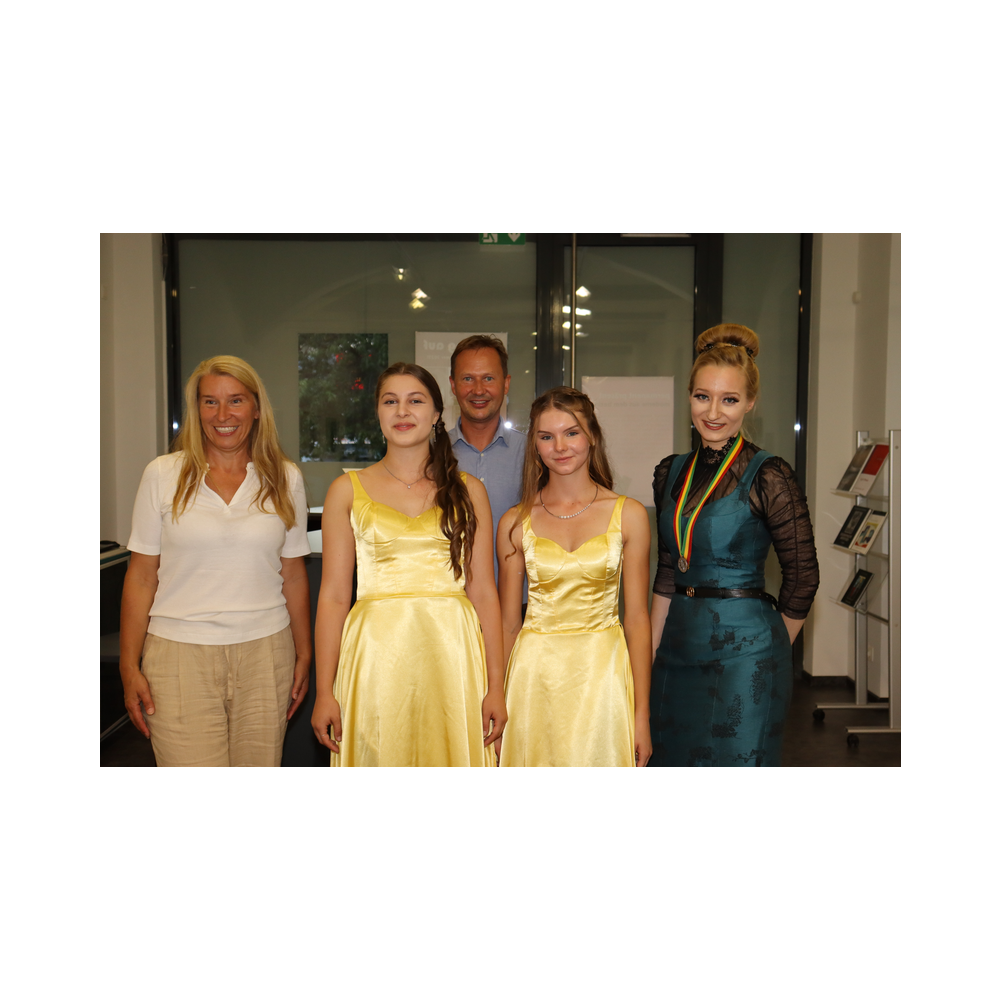 Tafelrunde Legat Patria Lipizzanae Styriae, Kleidervorstellung und kulinarische Köstlichkeiten im K & K Kulturkaffee