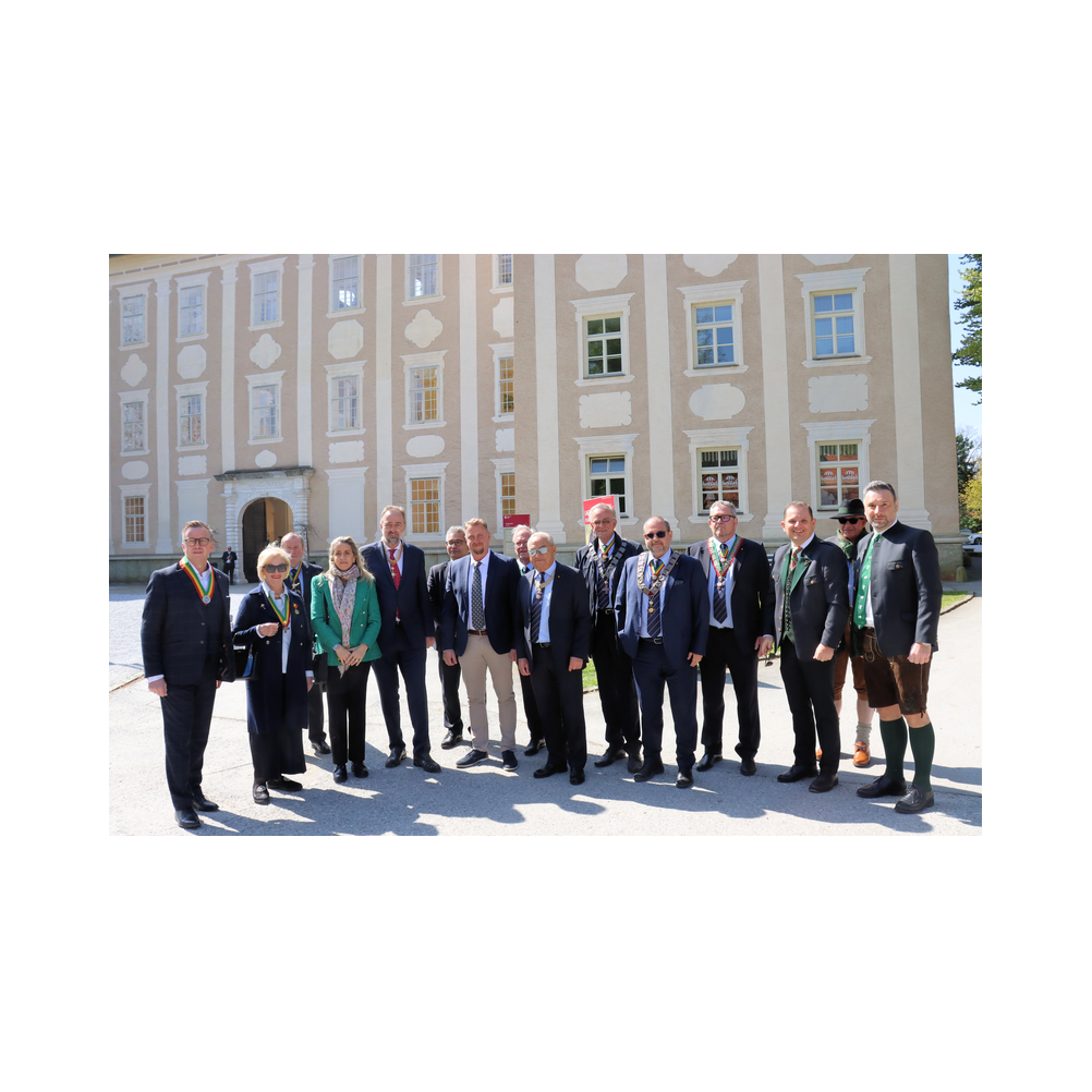 Legastsfest 10 Jahre Legat Patria Lipizzanae Styriae, Vorprogramm in Piber, Agappe in Köflach, Festzug zur Kirche, Fest in der Kirche, Essen beim Windl, Überreichung der Skulptur von Elisabeth Raunig an Karl von Hanbsburg, Ausklang