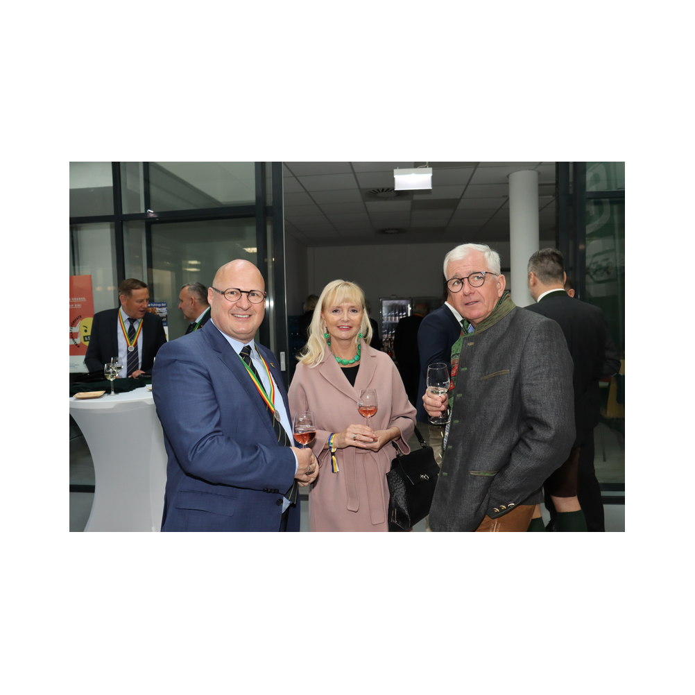 Legastsfest 10 Jahre Legat Patria Lipizzanae Styriae, Vorprogramm in Piber, Agappe in Köflach, Festzug zur Kirche, Fest in der Kirche, Essen beim Windl, Überreichung der Skulptur von Elisabeth Raunig an Karl von Hanbsburg, Ausklang