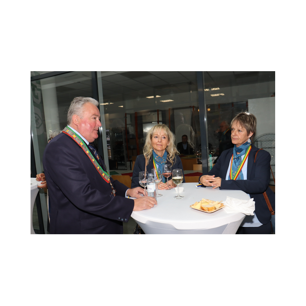 Legastsfest 10 Jahre Legat Patria Lipizzanae Styriae, Vorprogramm in Piber, Agappe in Köflach, Festzug zur Kirche, Fest in der Kirche, Essen beim Windl, Überreichung der Skulptur von Elisabeth Raunig an Karl von Hanbsburg, Ausklang