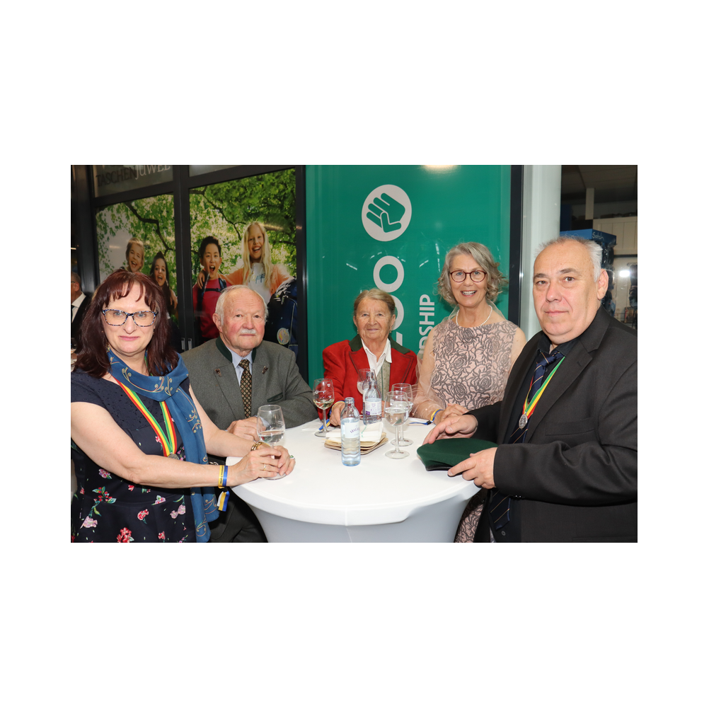 Legastsfest 10 Jahre Legat Patria Lipizzanae Styriae, Vorprogramm in Piber, Agappe in Köflach, Festzug zur Kirche, Fest in der Kirche, Essen beim Windl, Überreichung der Skulptur von Elisabeth Raunig an Karl von Hanbsburg, Ausklang