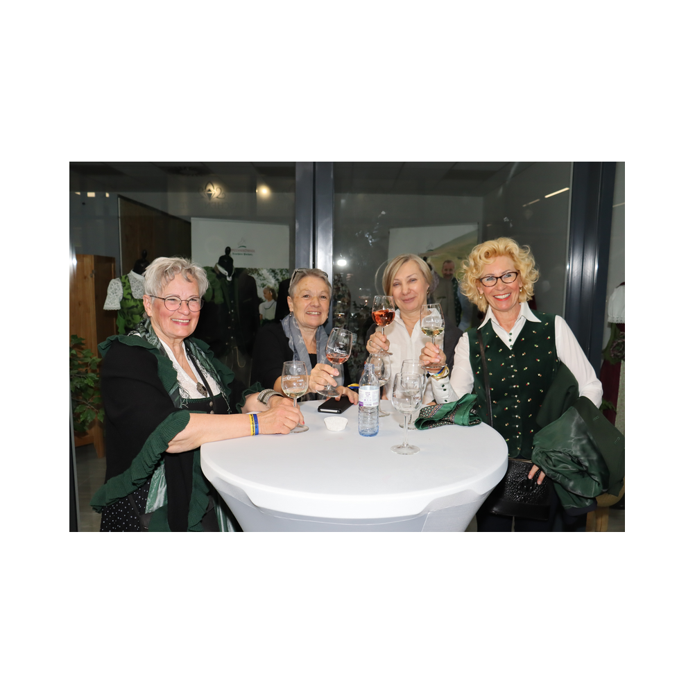 Legastsfest 10 Jahre Legat Patria Lipizzanae Styriae, Vorprogramm in Piber, Agappe in Köflach, Festzug zur Kirche, Fest in der Kirche, Essen beim Windl, Überreichung der Skulptur von Elisabeth Raunig an Karl von Hanbsburg, Ausklang