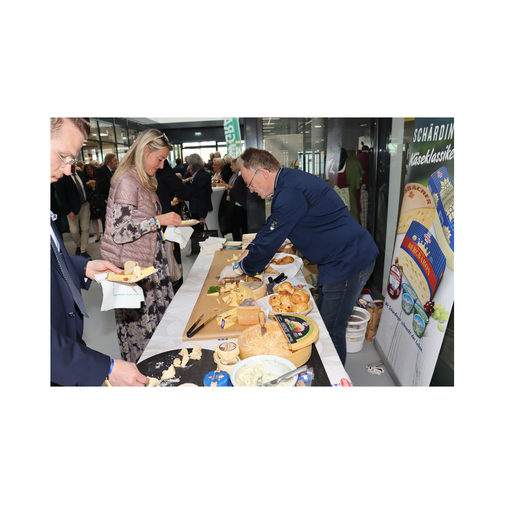 Legastsfest 10 Jahre Legat Patria Lipizzanae Styriae, Vorprogramm in Piber, Agappe in Köflach, Festzug zur Kirche, Fest in der Kirche, Essen beim Windl, Überreichung der Skulptur von Elisabeth Raunig an Karl von Hanbsburg, Ausklang