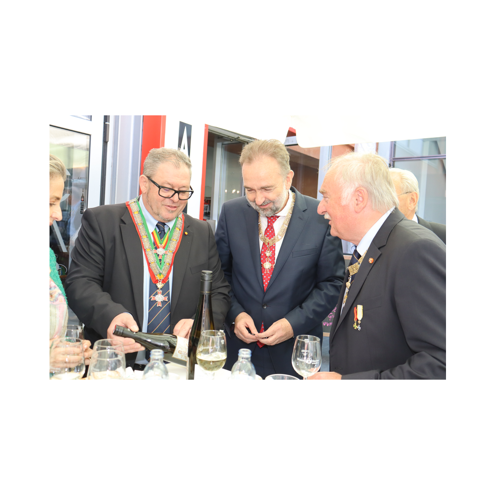 Legastsfest 10 Jahre Legat Patria Lipizzanae Styriae, Vorprogramm in Piber, Agappe in Köflach, Festzug zur Kirche, Fest in der Kirche, Essen beim Windl, Überreichung der Skulptur von Elisabeth Raunig an Karl von Hanbsburg, Ausklang