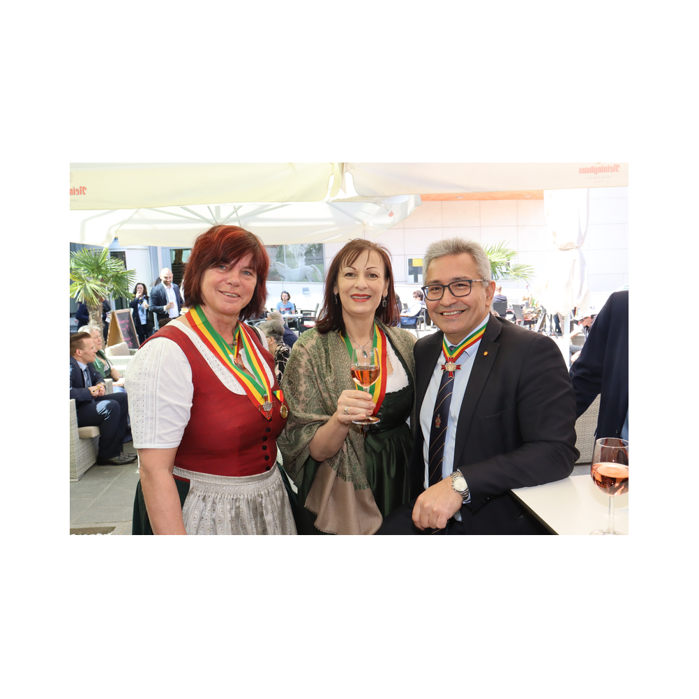 Legastsfest 10 Jahre Legat Patria Lipizzanae Styriae, Vorprogramm in Piber, Agappe in Köflach, Festzug zur Kirche, Fest in der Kirche, Essen beim Windl, Überreichung der Skulptur von Elisabeth Raunig an Karl von Hanbsburg, Ausklang