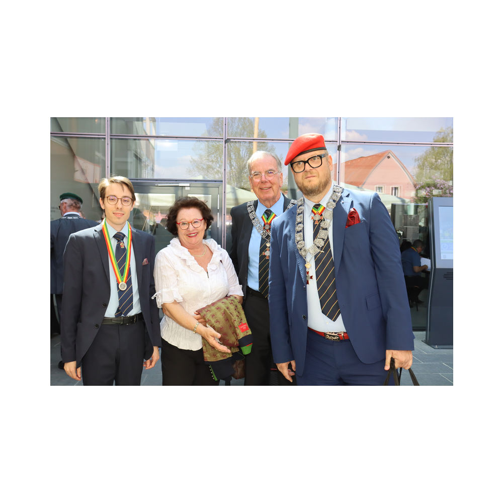 Legastsfest 10 Jahre Legat Patria Lipizzanae Styriae, Vorprogramm in Piber, Agappe in Köflach, Festzug zur Kirche, Fest in der Kirche, Essen beim Windl, Überreichung der Skulptur von Elisabeth Raunig an Karl von Hanbsburg, Ausklang