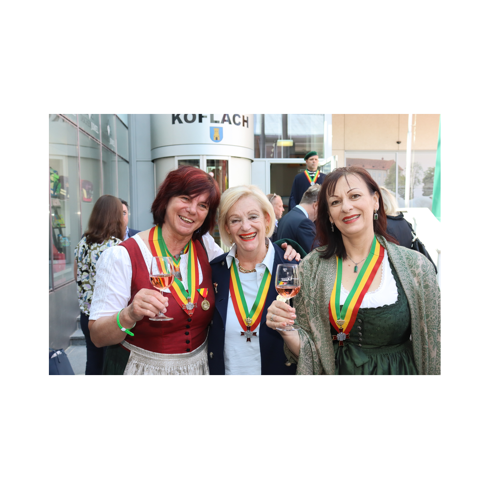 Legastsfest 10 Jahre Legat Patria Lipizzanae Styriae, Vorprogramm in Piber, Agappe in Köflach, Festzug zur Kirche, Fest in der Kirche, Essen beim Windl, Überreichung der Skulptur von Elisabeth Raunig an Karl von Hanbsburg, Ausklang