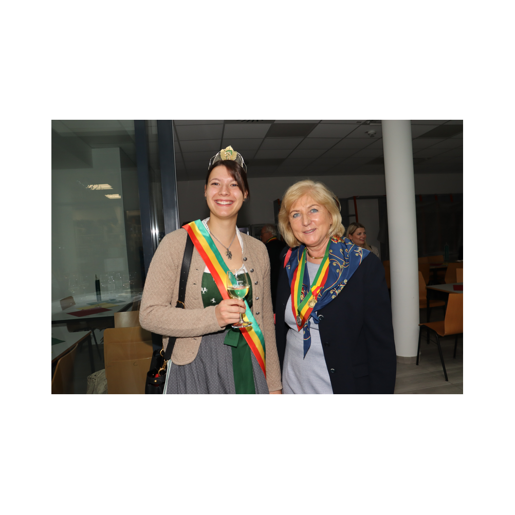 Legastsfest 10 Jahre Legat Patria Lipizzanae Styriae, Vorprogramm in Piber, Agappe in Köflach, Festzug zur Kirche, Fest in der Kirche, Essen beim Windl, Überreichung der Skulptur von Elisabeth Raunig an Karl von Hanbsburg, Ausklang