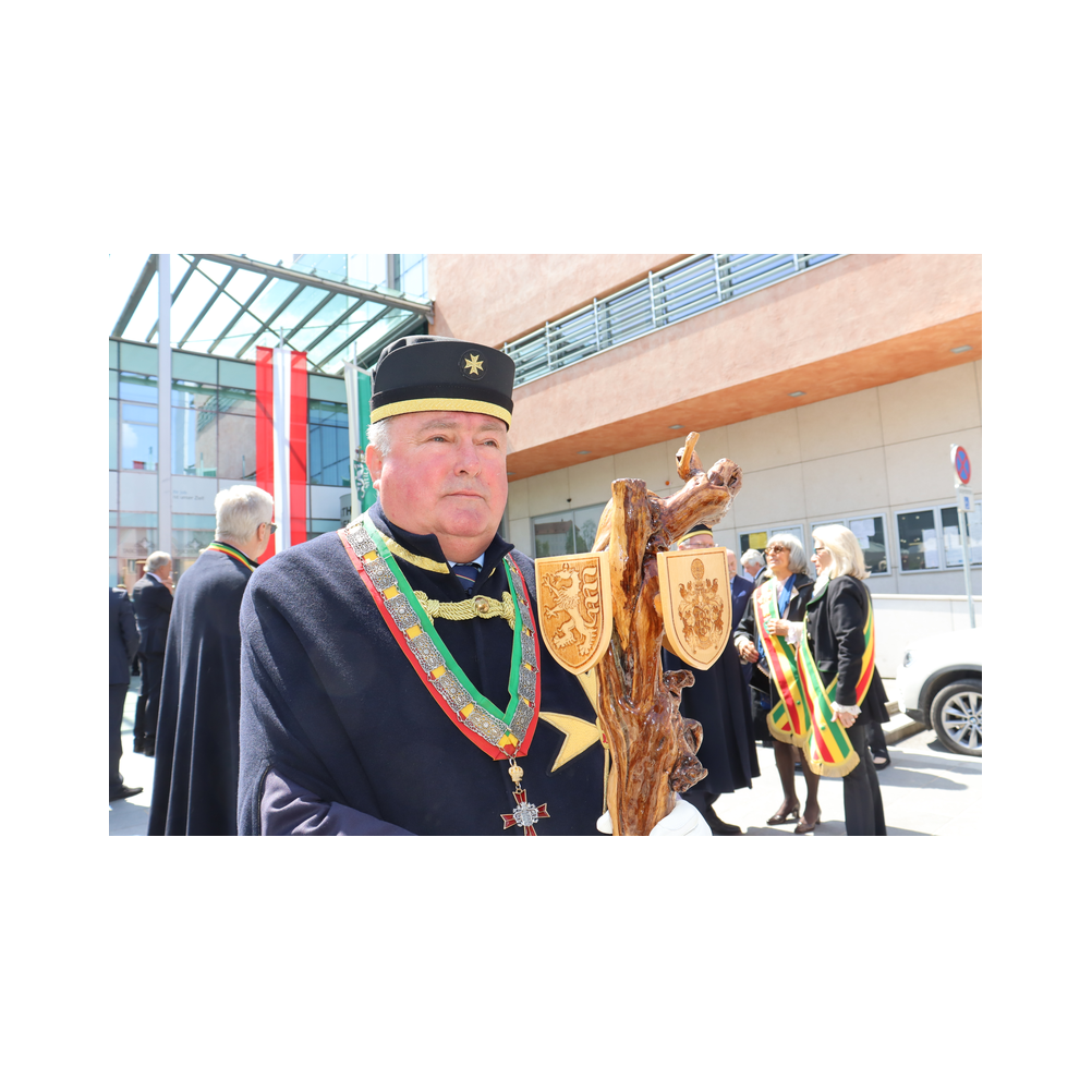 Legastsfest 10 Jahre Legat Patria Lipizzanae Styriae, Vorprogramm in Piber, Agappe in Köflach, Festzug zur Kirche, Fest in der Kirche, Essen beim Windl, Überreichung der Skulptur von Elisabeth Raunig an Karl von Hanbsburg, Ausklang